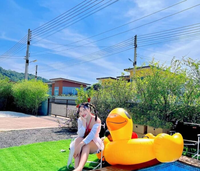 ถ่ายรูปกับเป็ดที่ Mountain View Pool Villa Rayong